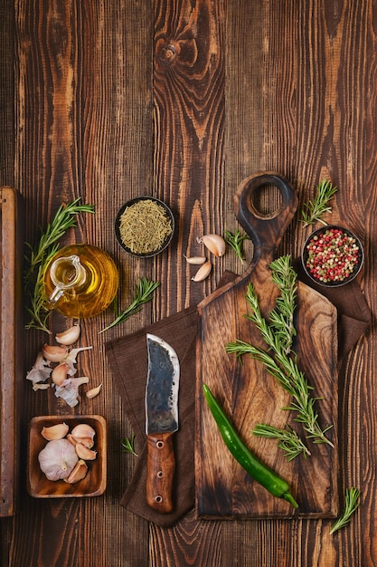 Składniki na drewnianym stole